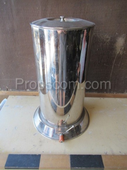Stainless steel container with drain