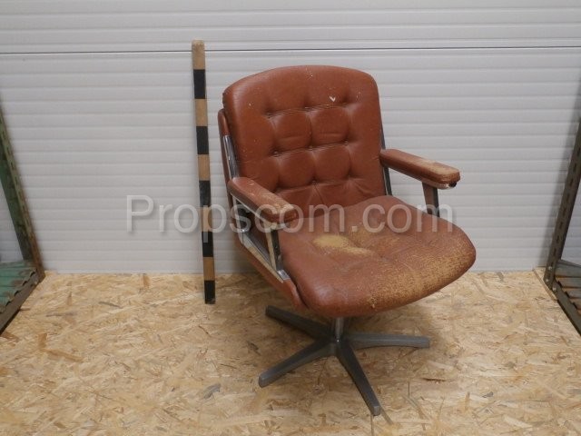 Armchair Swivel armchair with leather upholstery