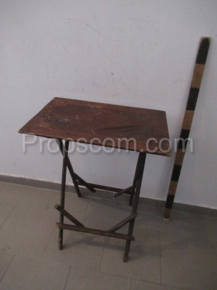 Folding table