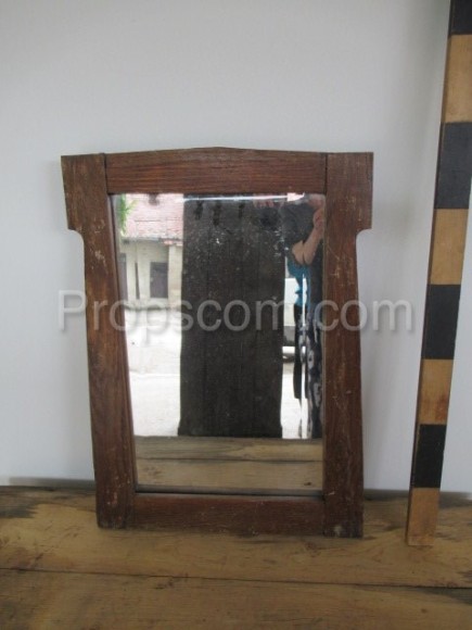 Zrcadlo v jednoduchém dřevěném rámu 