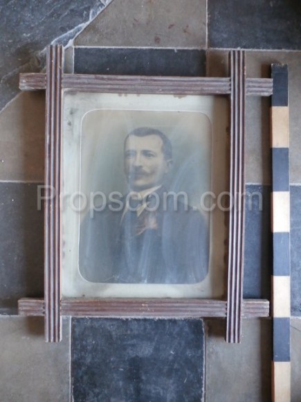 Fotografie muž s knírem zasklená v rámu
