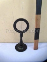 Free-standing magnifier