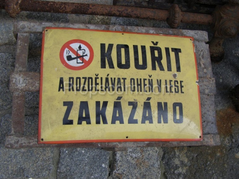 Information signs: Smoking and lighting a fire in the forest is prohibited