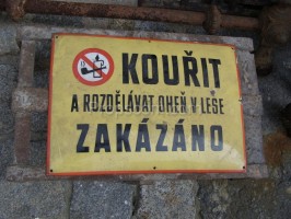 Hinweisschilder: Rauchen und Feuermachen im Wald ist verboten