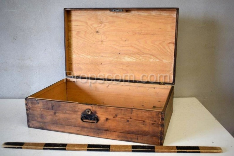 Crate with lid