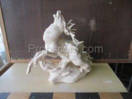 Statuette eines Hirsches mit Hunden, Porzellan