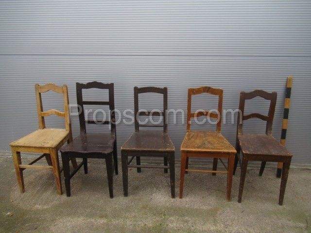 Verschiedene Stühle aus Holz