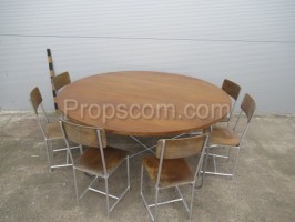 Runder Metalltisch aus Holz mit Stühlen