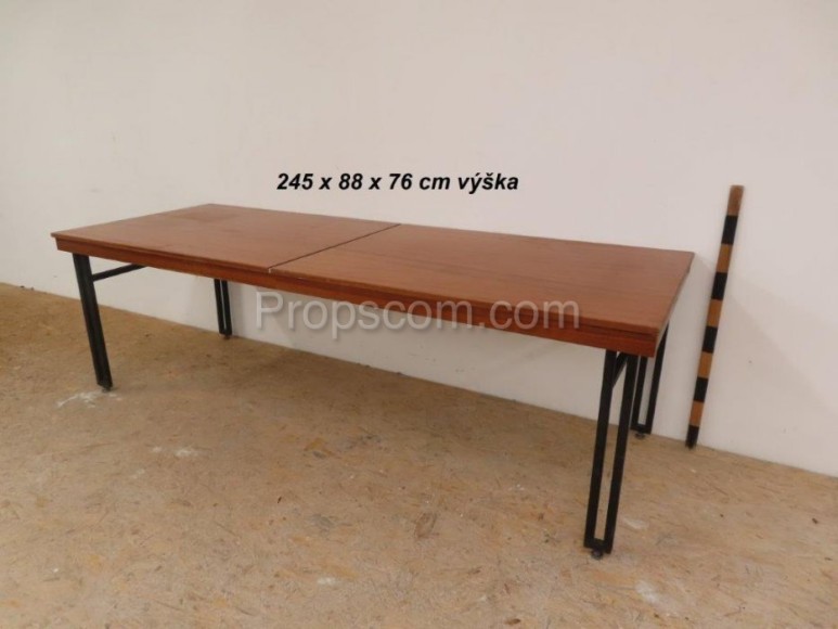 Langer Tisch aus Holz