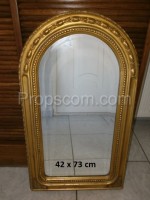 Spiegel in einem vergoldeten verzierten Rahmen