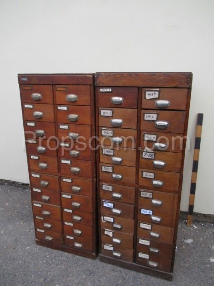 Aktenschrank mit Aluminiumgriffen