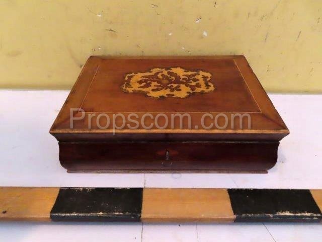 Decorated jewelry box