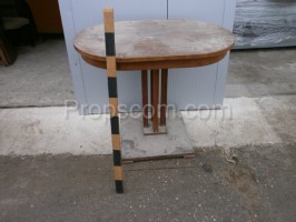 Ovaler Holztisch