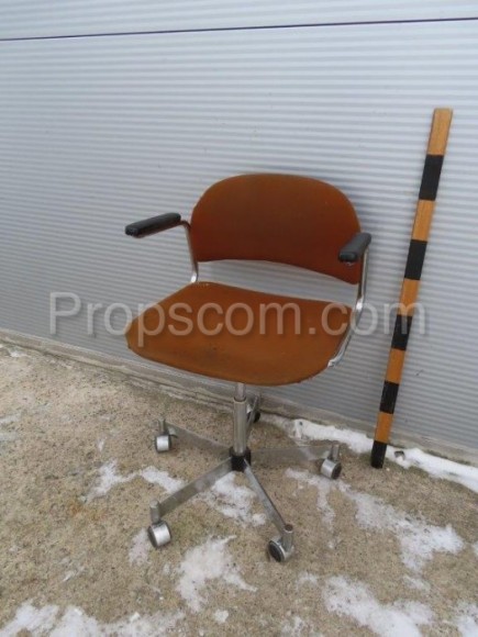 Swivel office chair