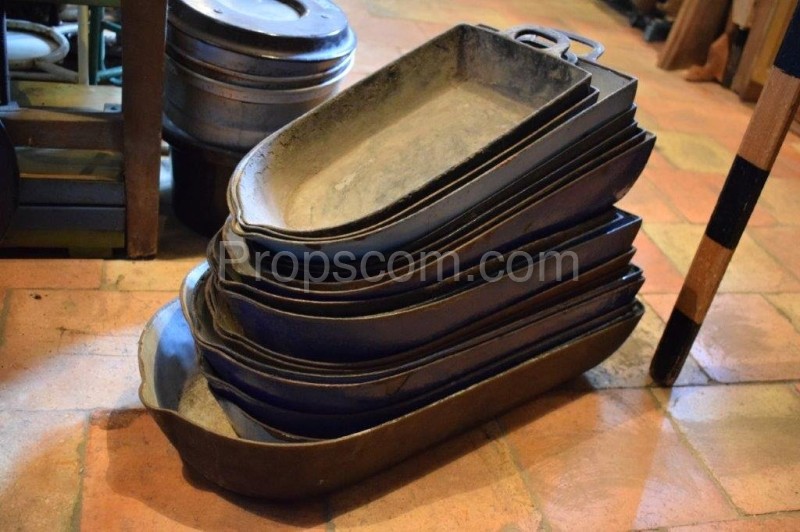 Enamelled semicircular baking pans