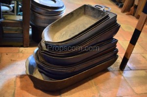Enamelled semicircular baking pans