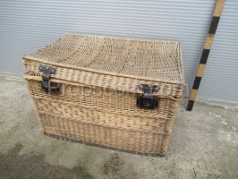 Wicker basket with lid