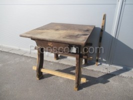 Mittelalterlicher Holztisch mit Schublade