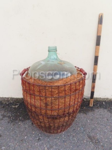 Demijohn im Korb