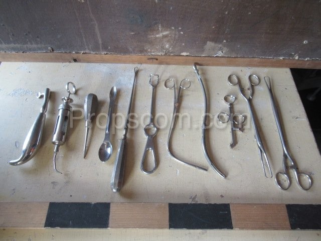 Různé chirurgické nástroje 