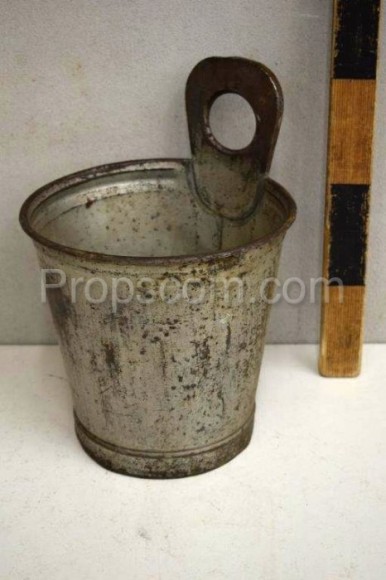 Tin bucket