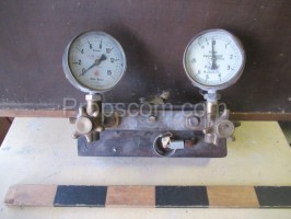 Pressure gauges with taps