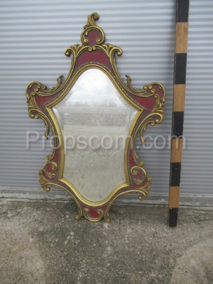 Spiegel mit goldrotem Rahmen verziert