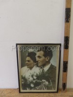 Fotografie novomanželů zasklená v rámu