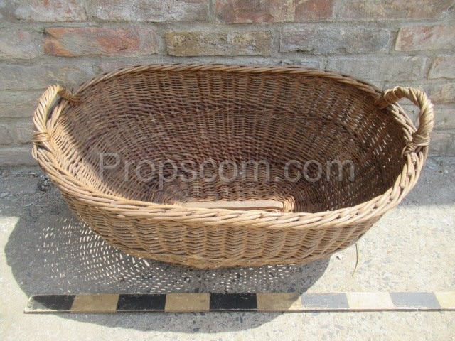 Oval wicker basket