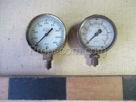 Gas meter and pressure gauge