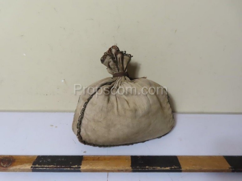 Linen bag with lace