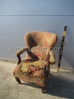 Gepolsterter Sessel beschädigt