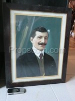 Prosklená fotografie portrét muže s knírkem