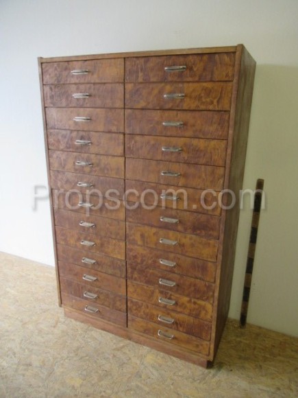 Aktenschrank aus Holz mit Griffen