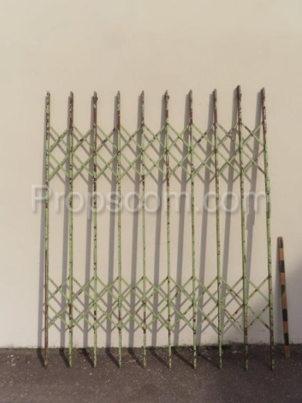 Elevator scissor gratings