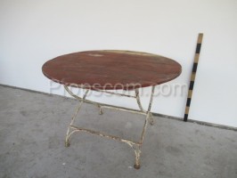 Round garden table