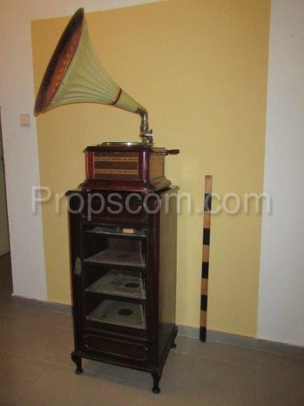 Altes Grammophon mit Schrank