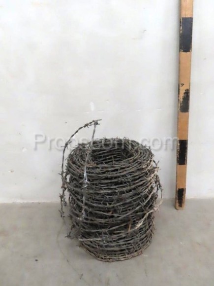 Barbed wire with rubber barbs