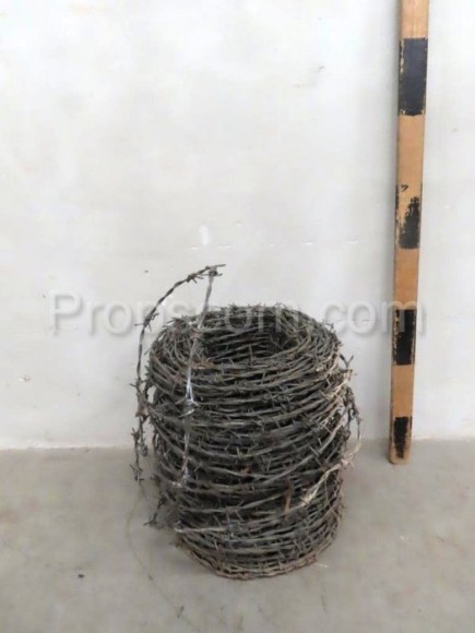 Barbed wire with rubber barbs