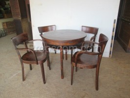 Runder Holztisch mit Stühlen