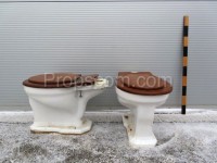 Toilette mit Holzdeckel