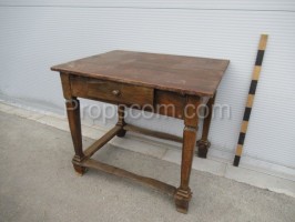Stůl dřevěný se zásuvkou