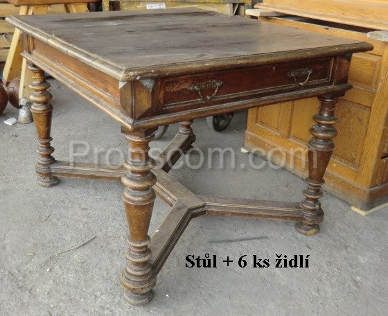 Stůl dřevěný se zásuvkou a židlemi 