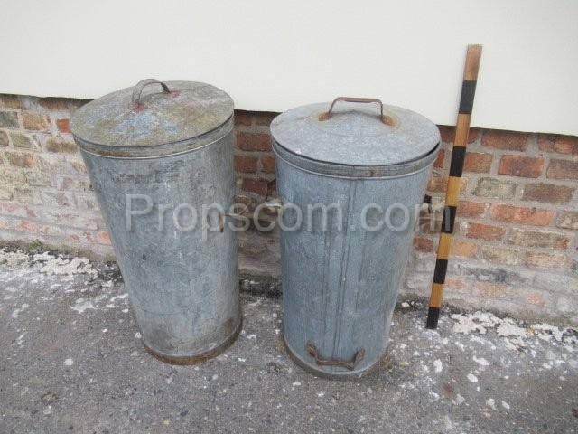 dustbin with lid