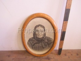 Bild Großmutter in einem oval glasierten Rahmen