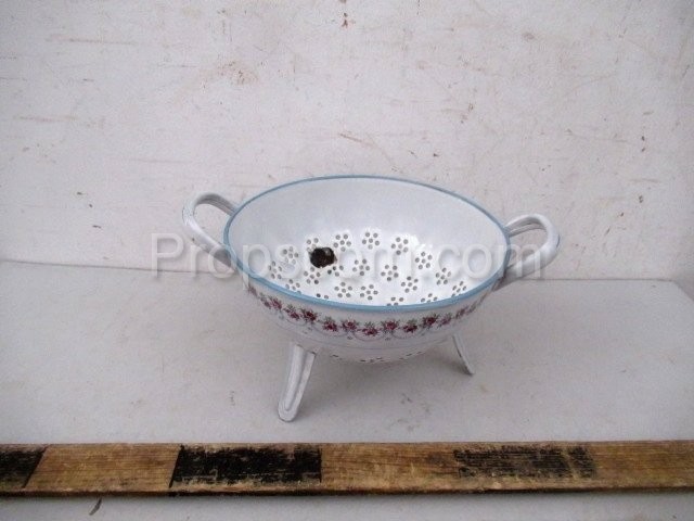 Enameled colander