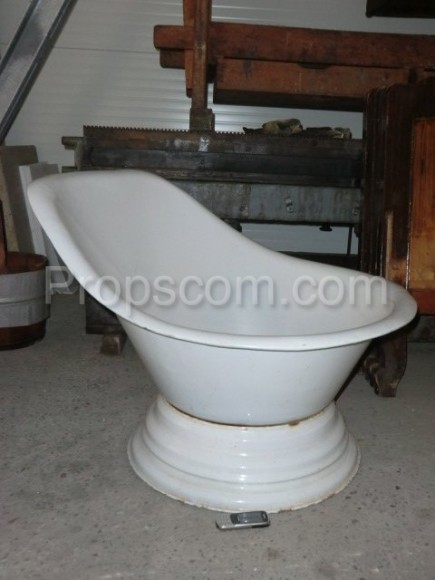 Enameled bathtub