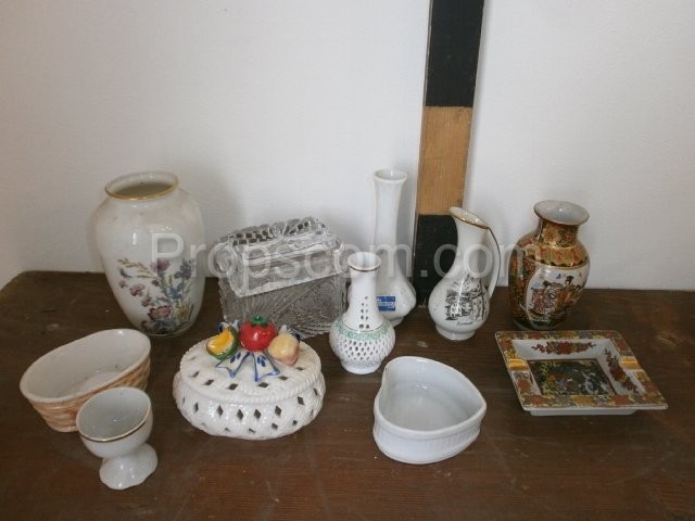 Různé vázy misky