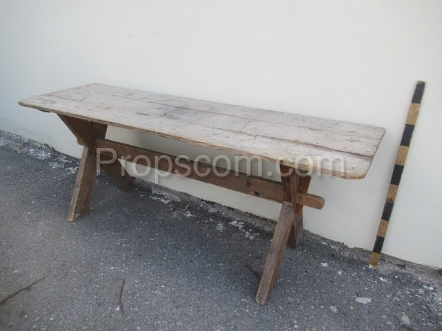 Holztisch im Freien