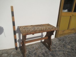Stolička vyšší dřevěná
